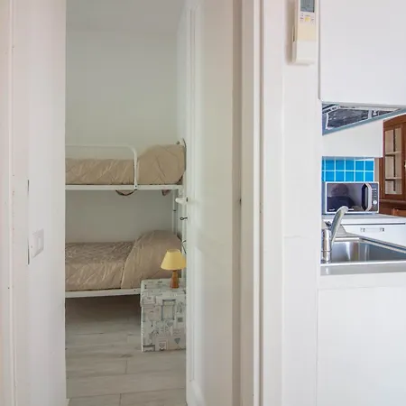 Sunny Retreat With Terrace! Apartamento Golfo Aranci