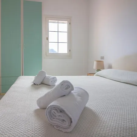 Sunny Retreat With Terrace! Apartamento Golfo Aranci